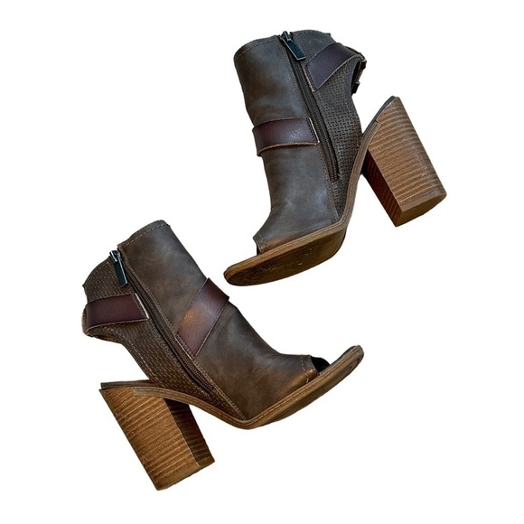 DV BY DOLCE VITA PEEP TOE & HEEL 4” HEELED SIDE ZIP ANKLE BOOTS, SIZE 6.5 - Picture 4 of 9